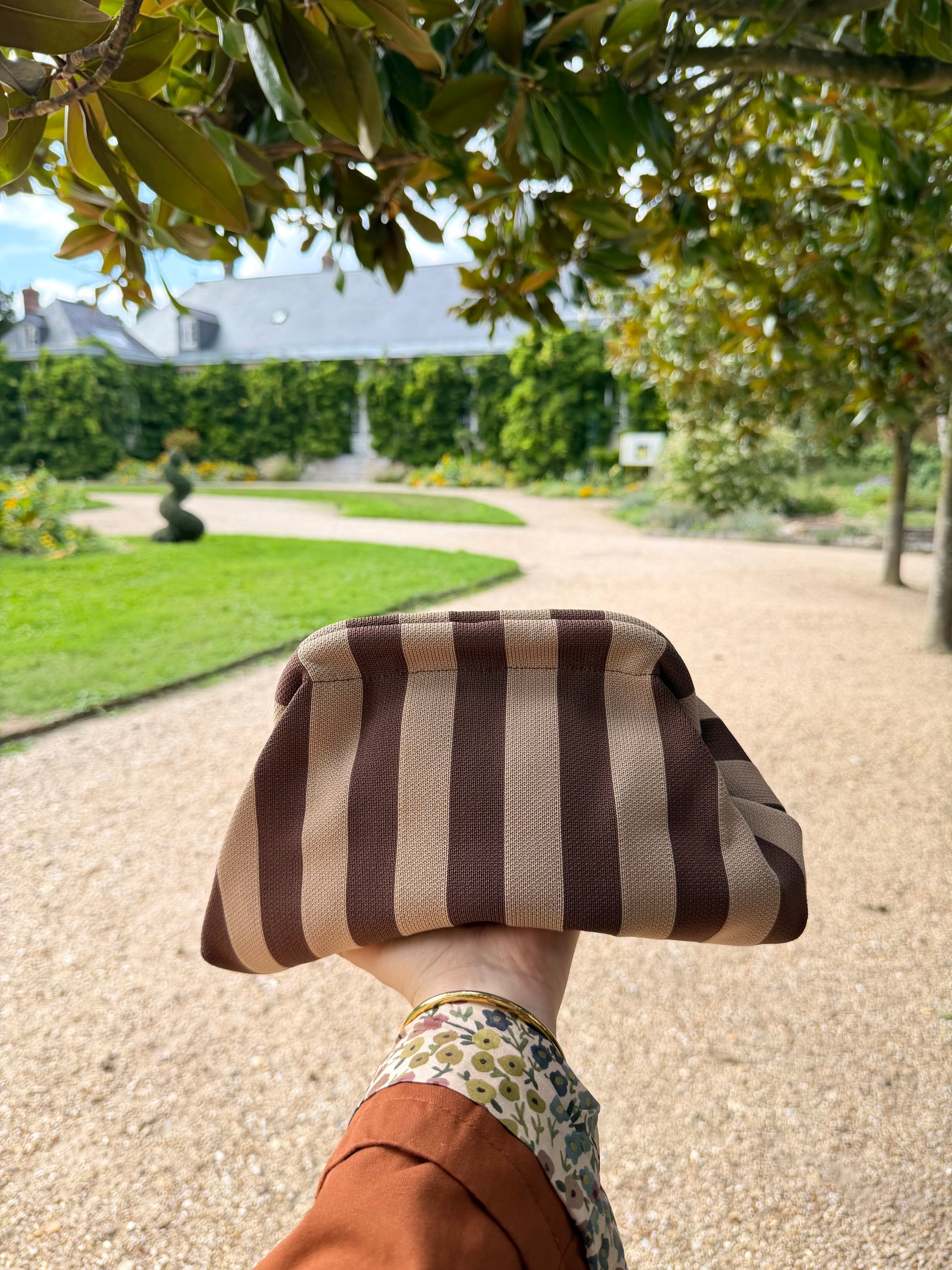 POCHETTE À MAIN RAYÉ TAUPE &amp; MARRON